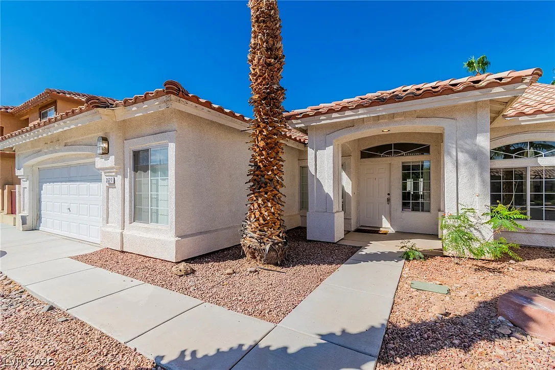 3 bed, 2.0 bath, 1840 sqft, $1,995 — Photo 3
