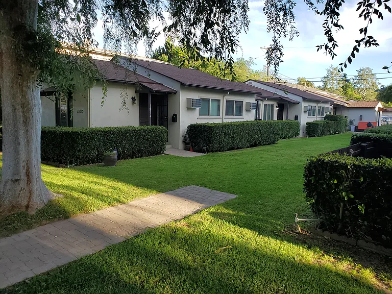1/2 Moorpark St — Photo 1