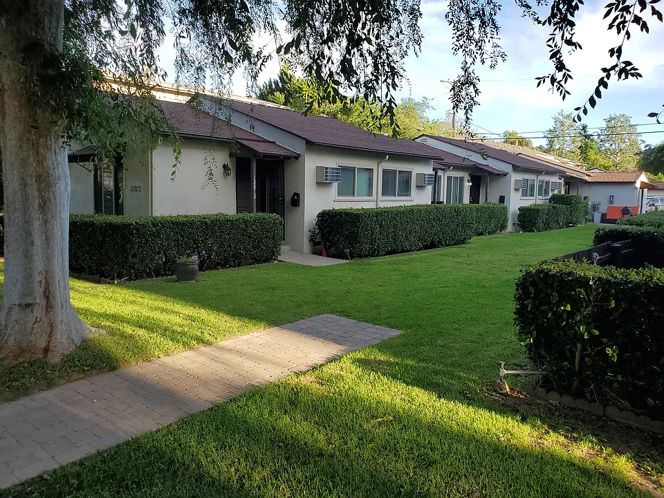 1/2 Moorpark St