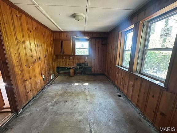 5th image of 357 Adrian Dr