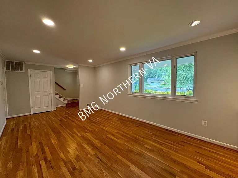 5406 Gainsborough Dr — Photo 4