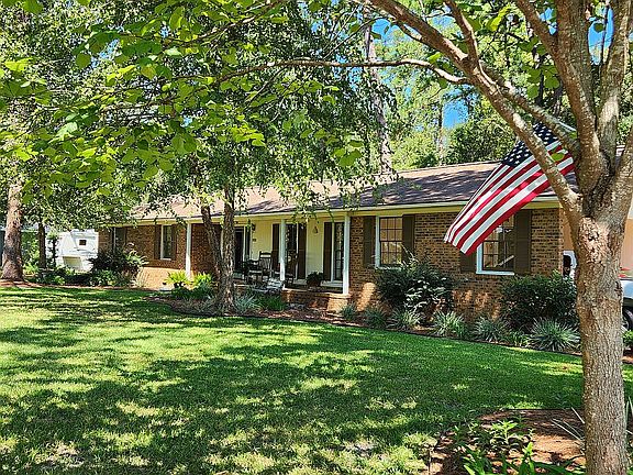2nd image of 909 Edgewood Cir