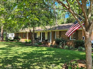 909 Edgewood Cir, Blackshear, GA 31516