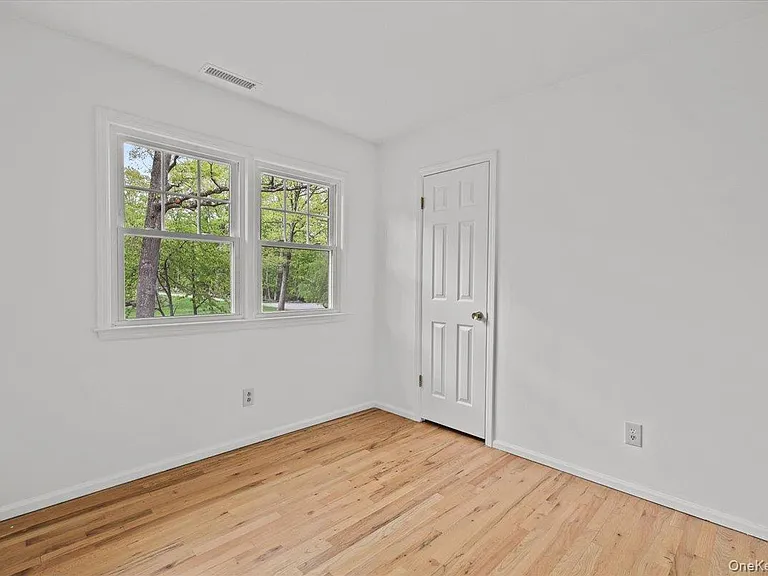 10 Silvermine Dr — Photo 7