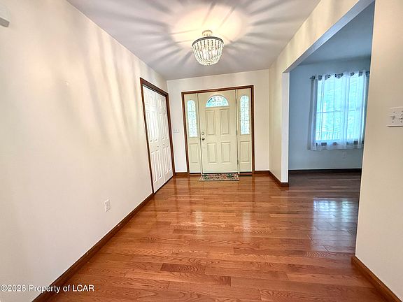 2nd image of 9 N Fairways Cir
