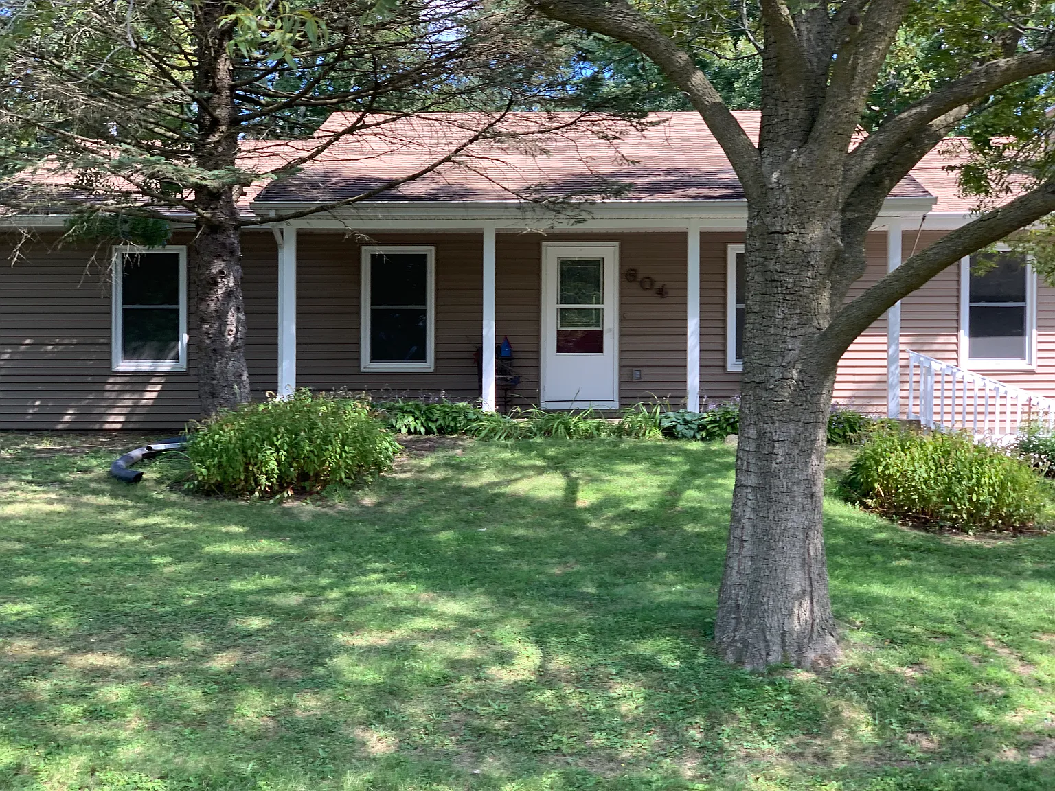 604 Western Hills Dr photo 1