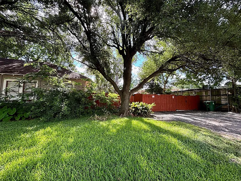 1039 Robbie St — Photo 12