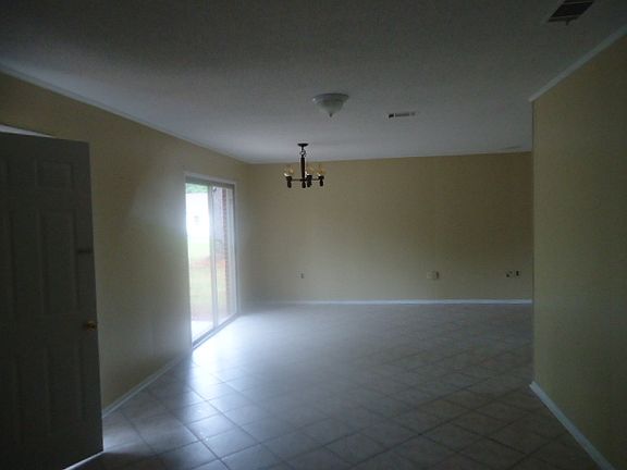 5th image of 25 Sylvan Dr