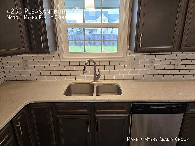 4233 Pleasantburg Dr — Photo 15