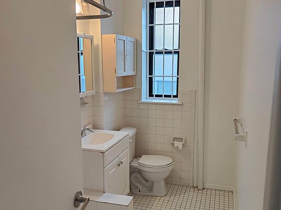 2nd image of 235 2nd Ave APT 5C