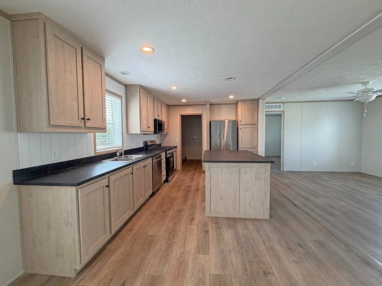 3 bed, 2.0 bath, 1250 sqft, $1,700 — Photo 2