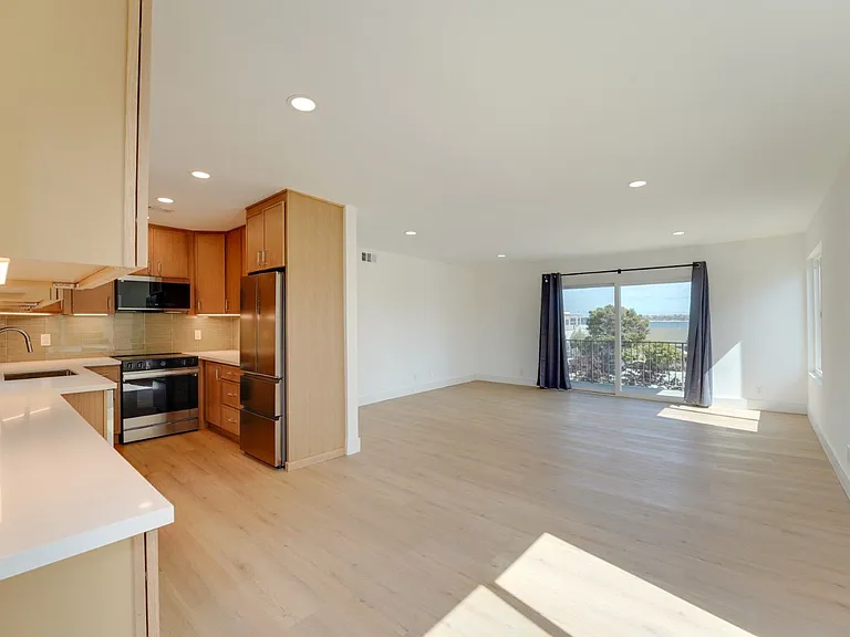 1102 Pacific Beach Dr — Photo 6