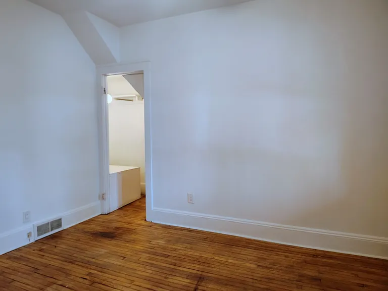 Bedroom to closet