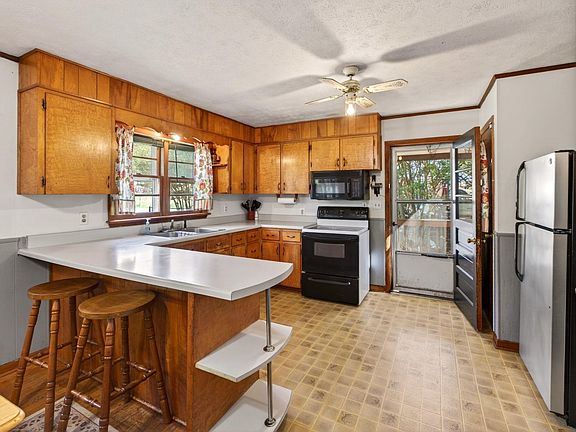 3rd image of 374 Locust Ln