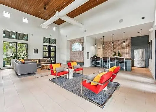 1 bed, 1.0 bath, 767 sqft, $1,357 — Photo 3
