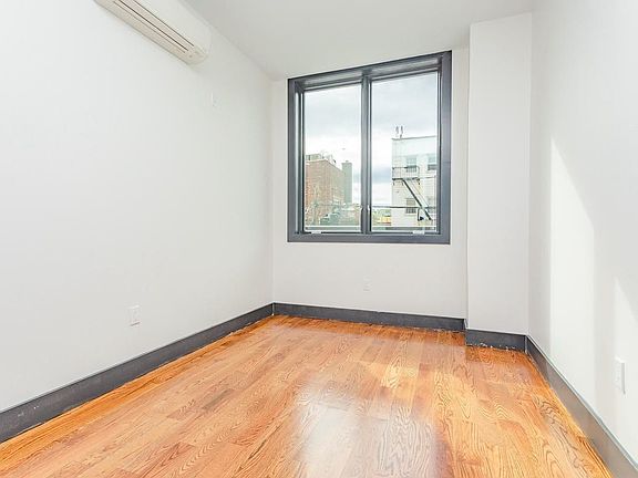 5th image of 895 Willoughby Ave #3R