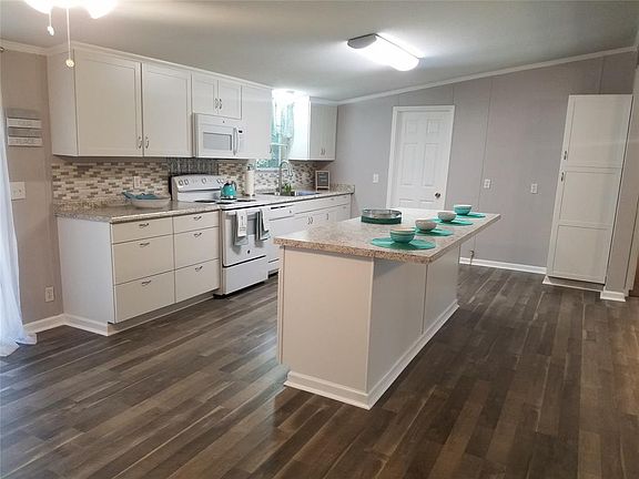 5th image of 319 Blue Lake Dr