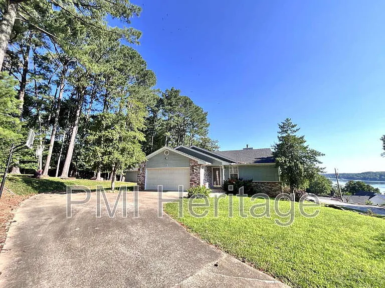 40 Portsmouth Dr — Photo 2