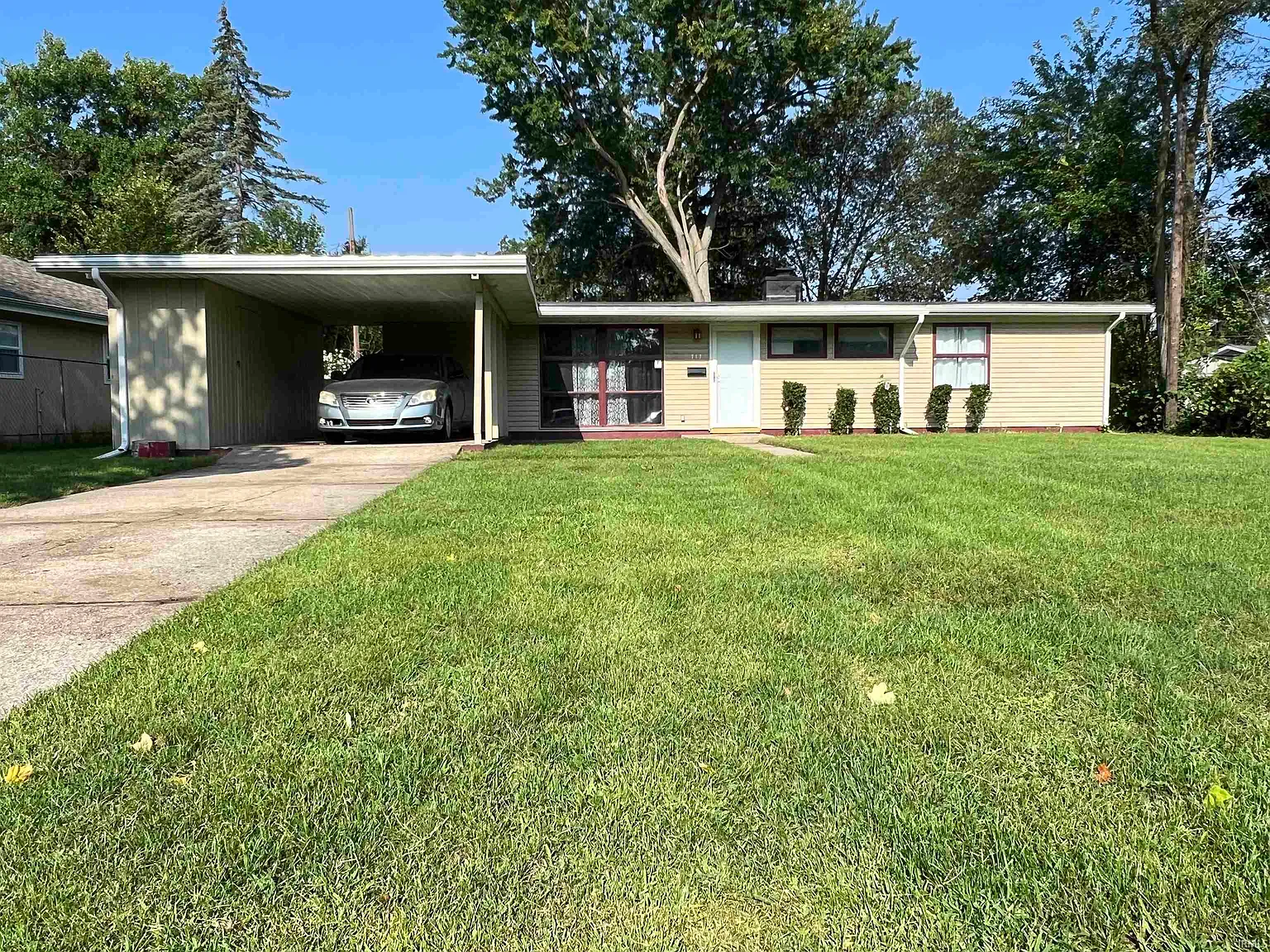 717 Whitehall Dr photo 1