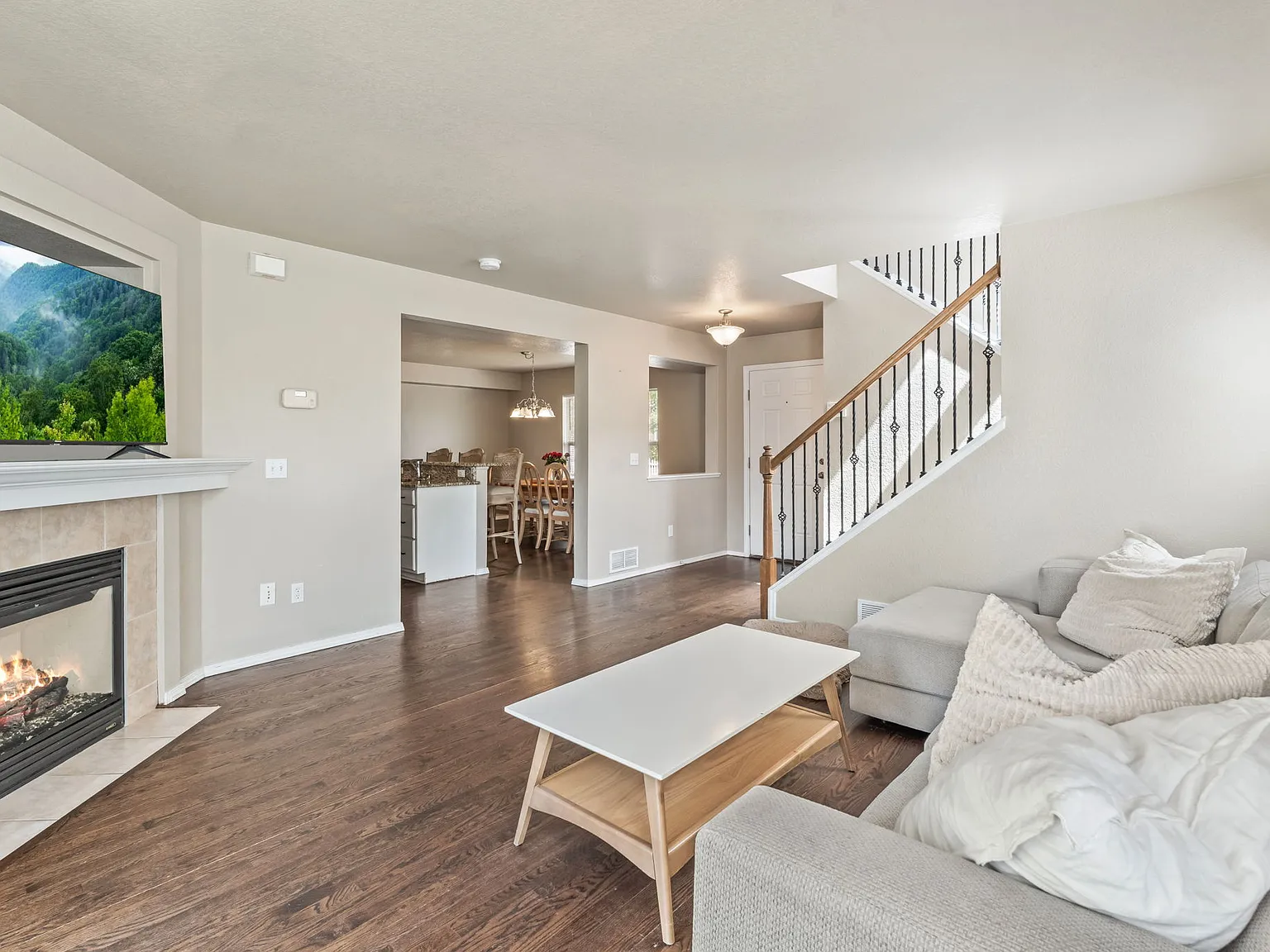 3 bed, 2.5 bath, 1708 sqft, $2,400 — Photo 4