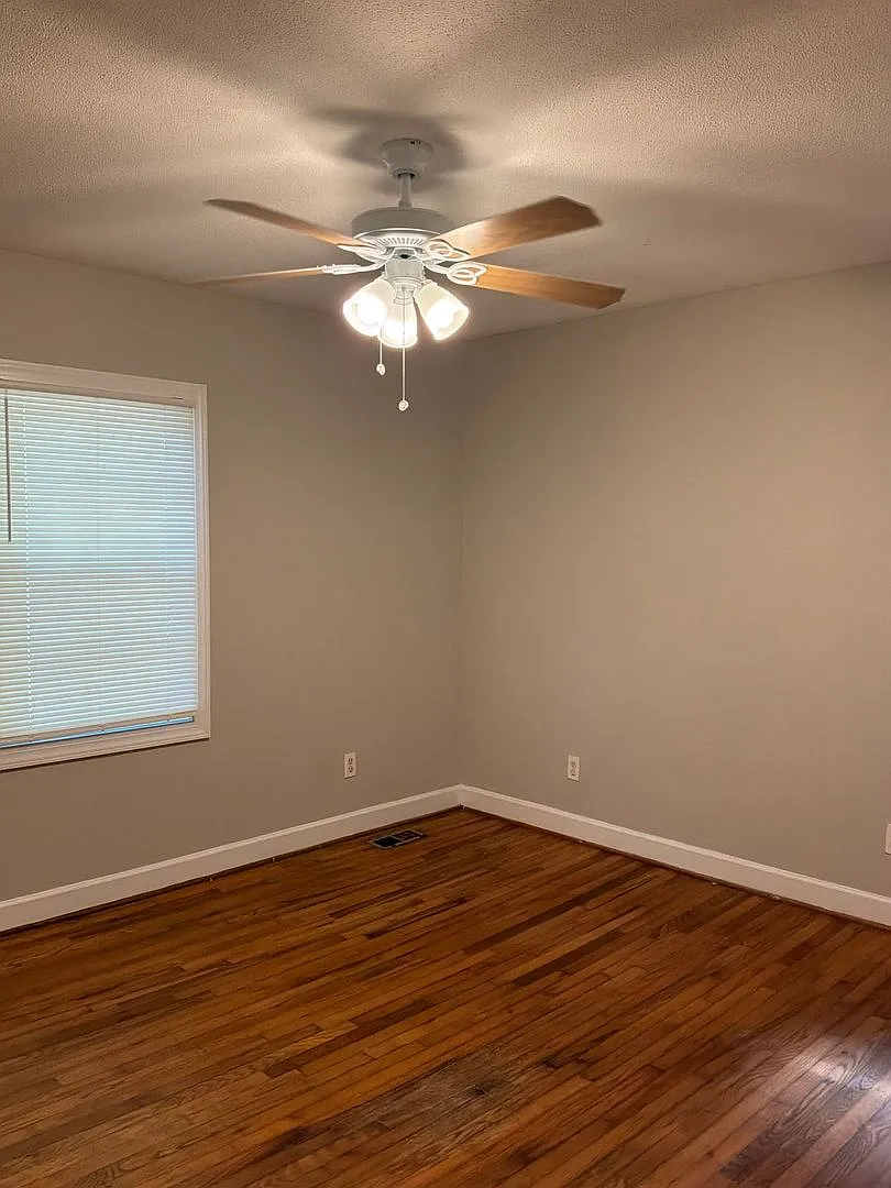 2 Bedroom Home in Gastonia - Spacious Rooms and No Carpet! — Photo 4