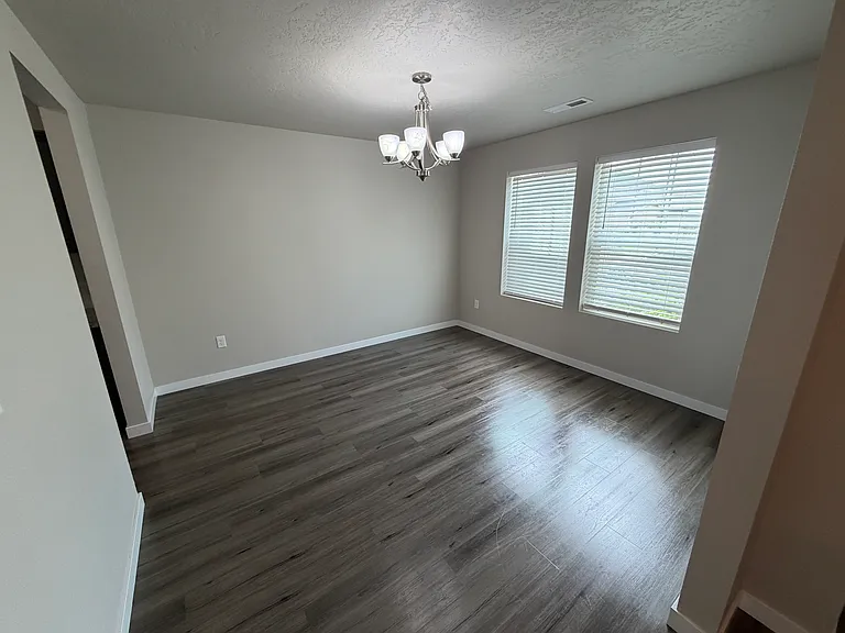 960 SW Raelynn St — Photo 3