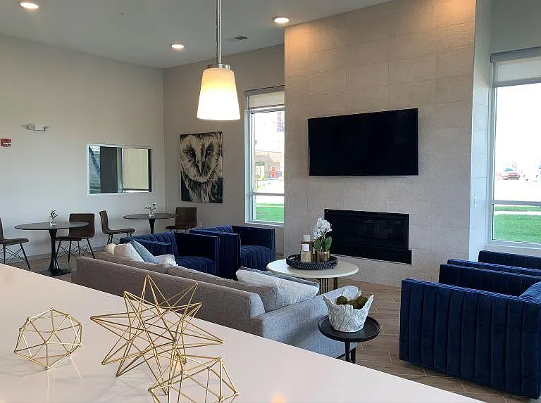 460 N White River Parkway West Dr — Photo 10