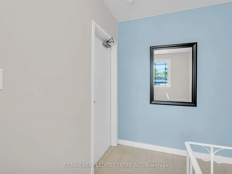 48 Maple Ave S #UPPER — Photo 3