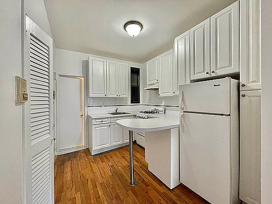 3rd image of 1748 1st Ave APT 4