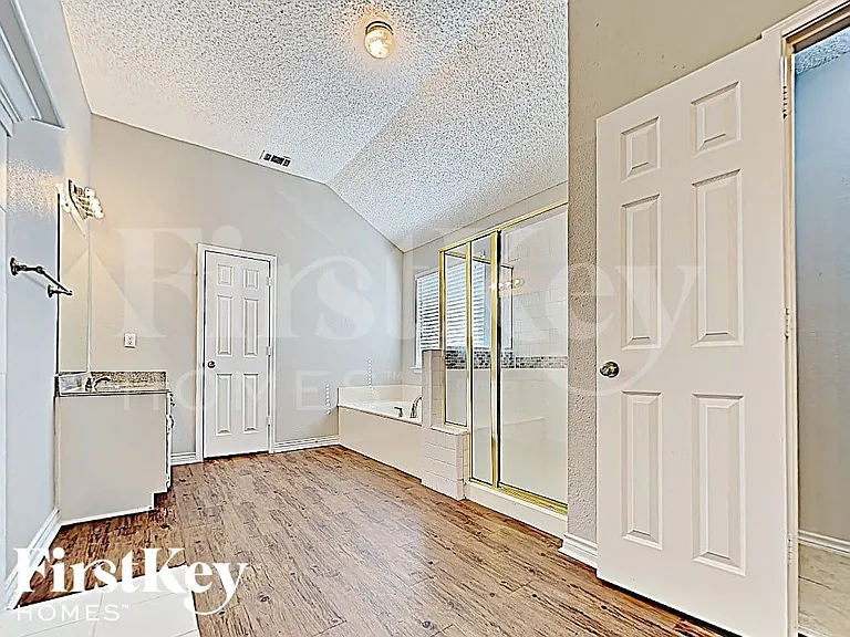 5611 Chimney Rock Dr — Photo 10