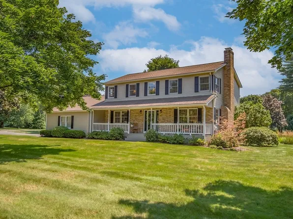 15 Tamarak Dr, East Longmeadow, MA 01028