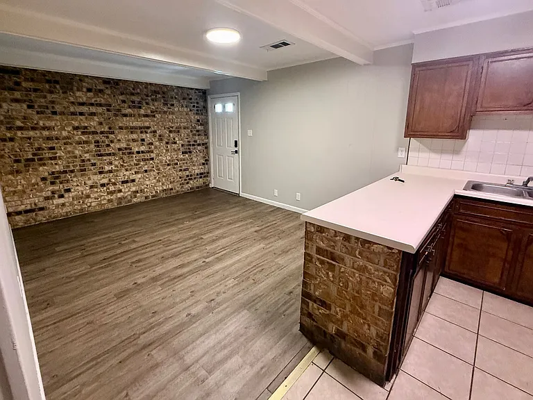 203 N Rogers St — Photo 3