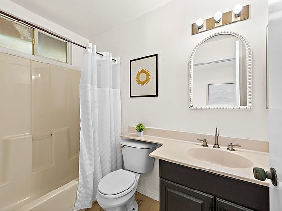 2nd image of 901 W El Repetto Dr #B2