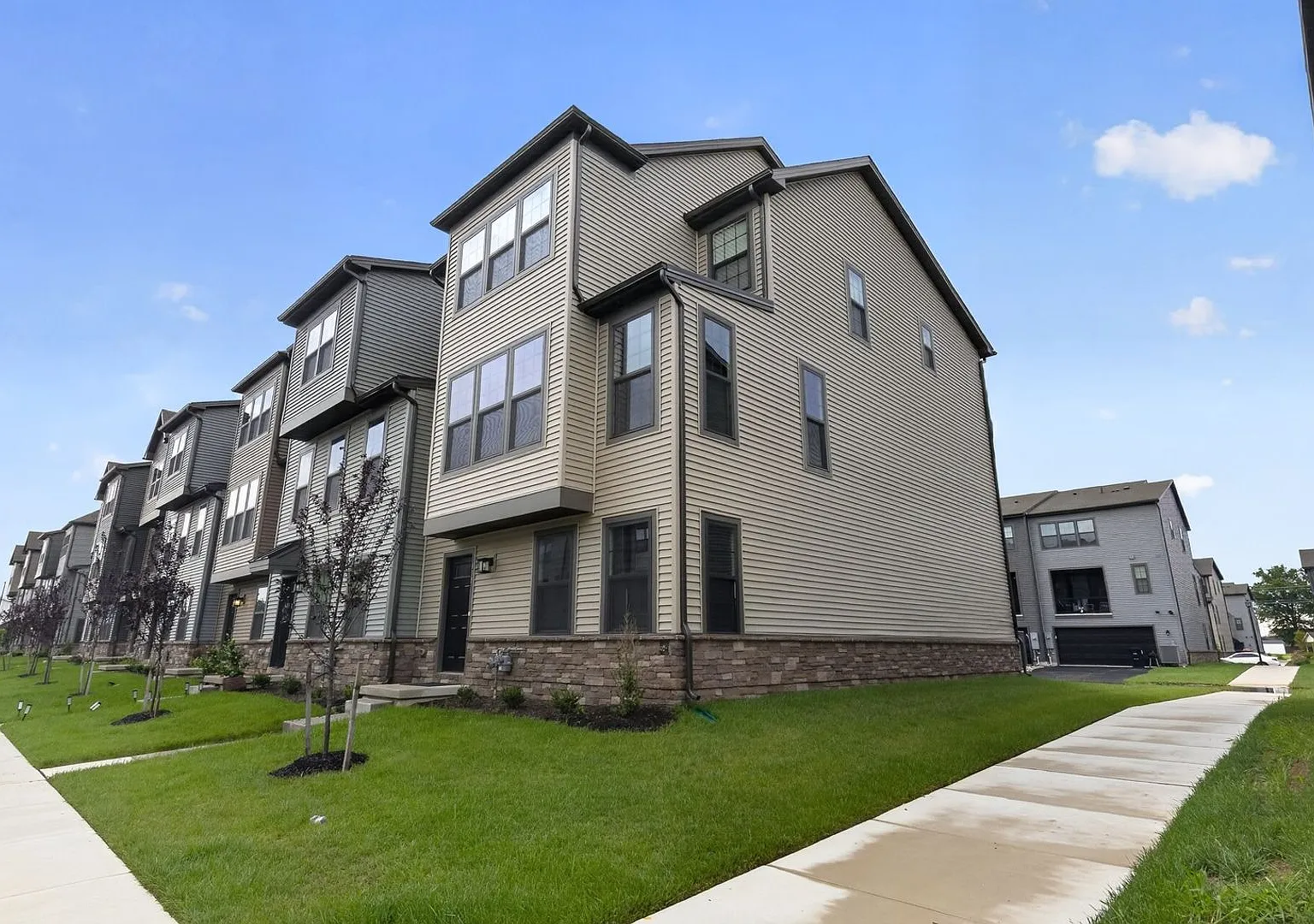Spacious 4BR end unit Townhome in Middletown — Photo 3