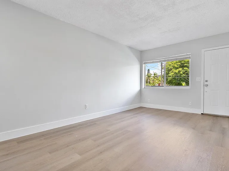 720 NE 7th St #9 — Photo 16