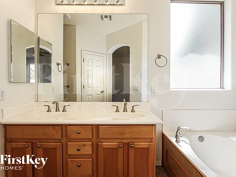 2715 E Carson Rd — Photo 11