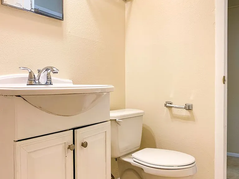 Spacious 2 Bedroom Apartment with Fireplace — Photo 36