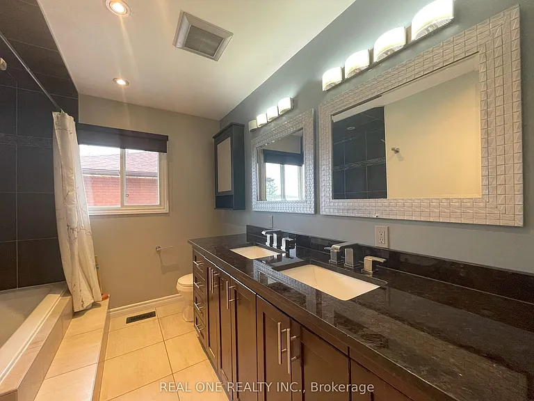 138 Welbourn Dr #UPPER — Photo 19