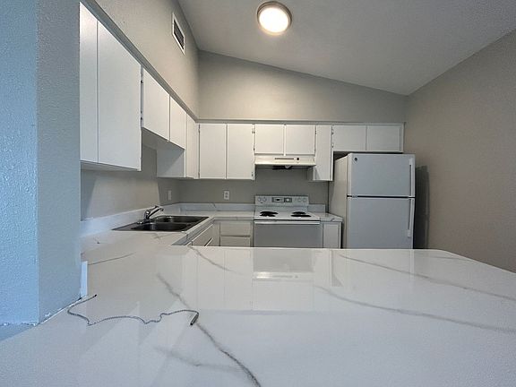 3rd image of 3009/3011 Santa Barbara Blvd