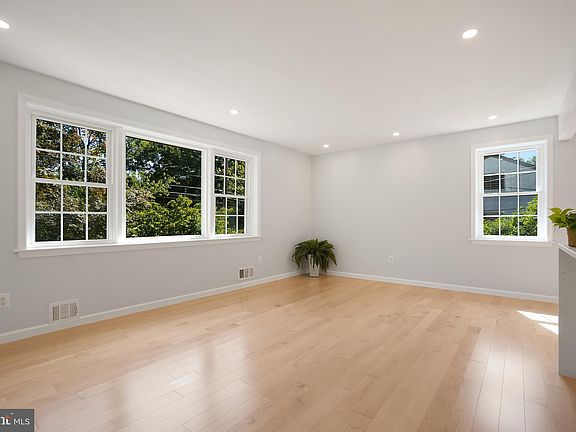 3rd image of 604 Crocus Dr