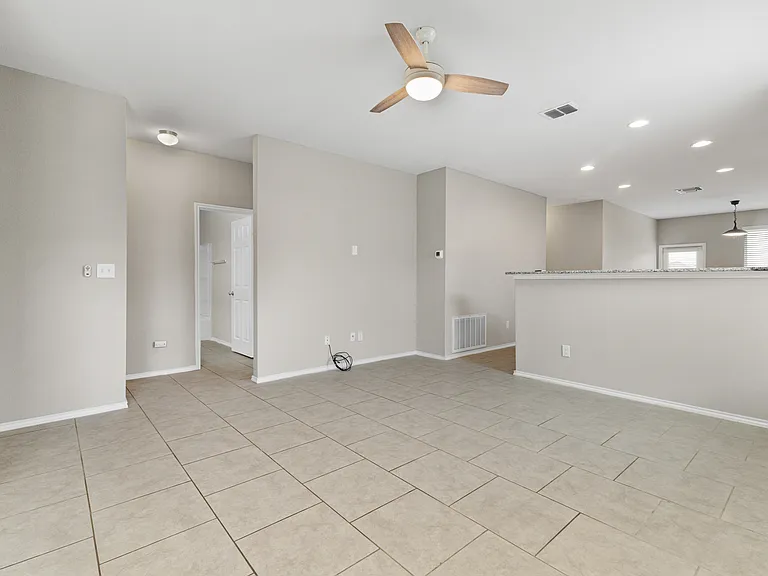 10719 Noble Cyn — Photo 15