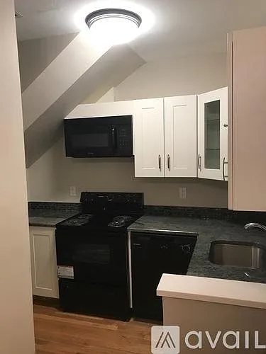 3 bed, 1.0 bath, 900 sqft, $1,600 — Photo 2
