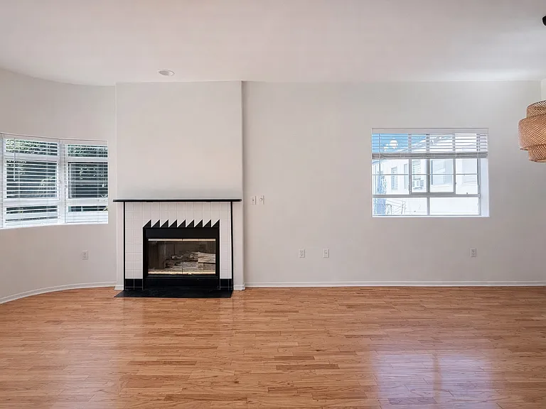 127-133 S Flores St #D2 — Photo 2