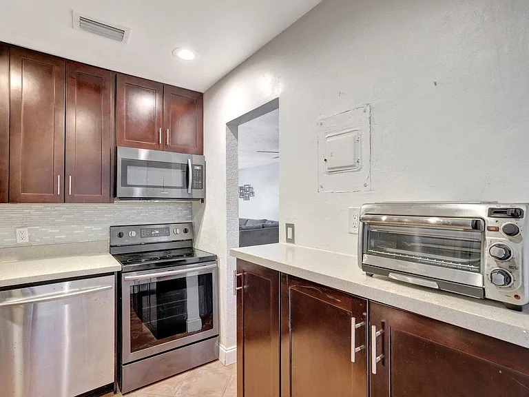 2400 NE 33rd Ave #211 — Photo 16