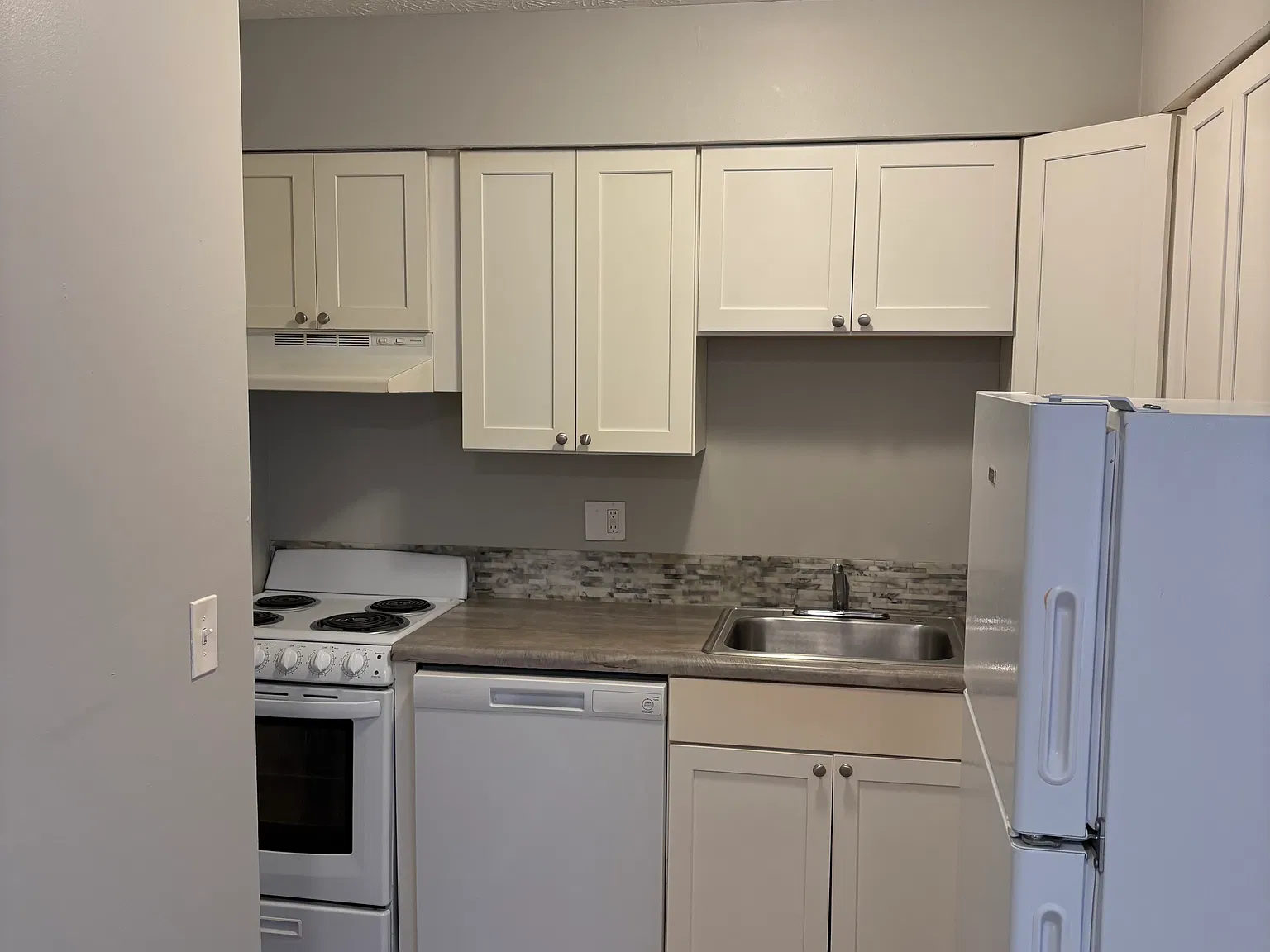 2 bed, 1.5 bath, 1040 sqft, $1,275 — Photo 3