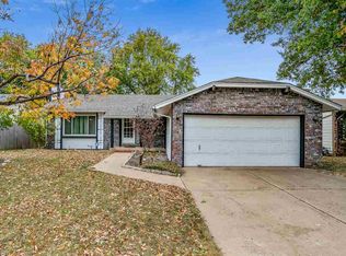 127 N Summitlawn Cir, Wichita, KS 67212