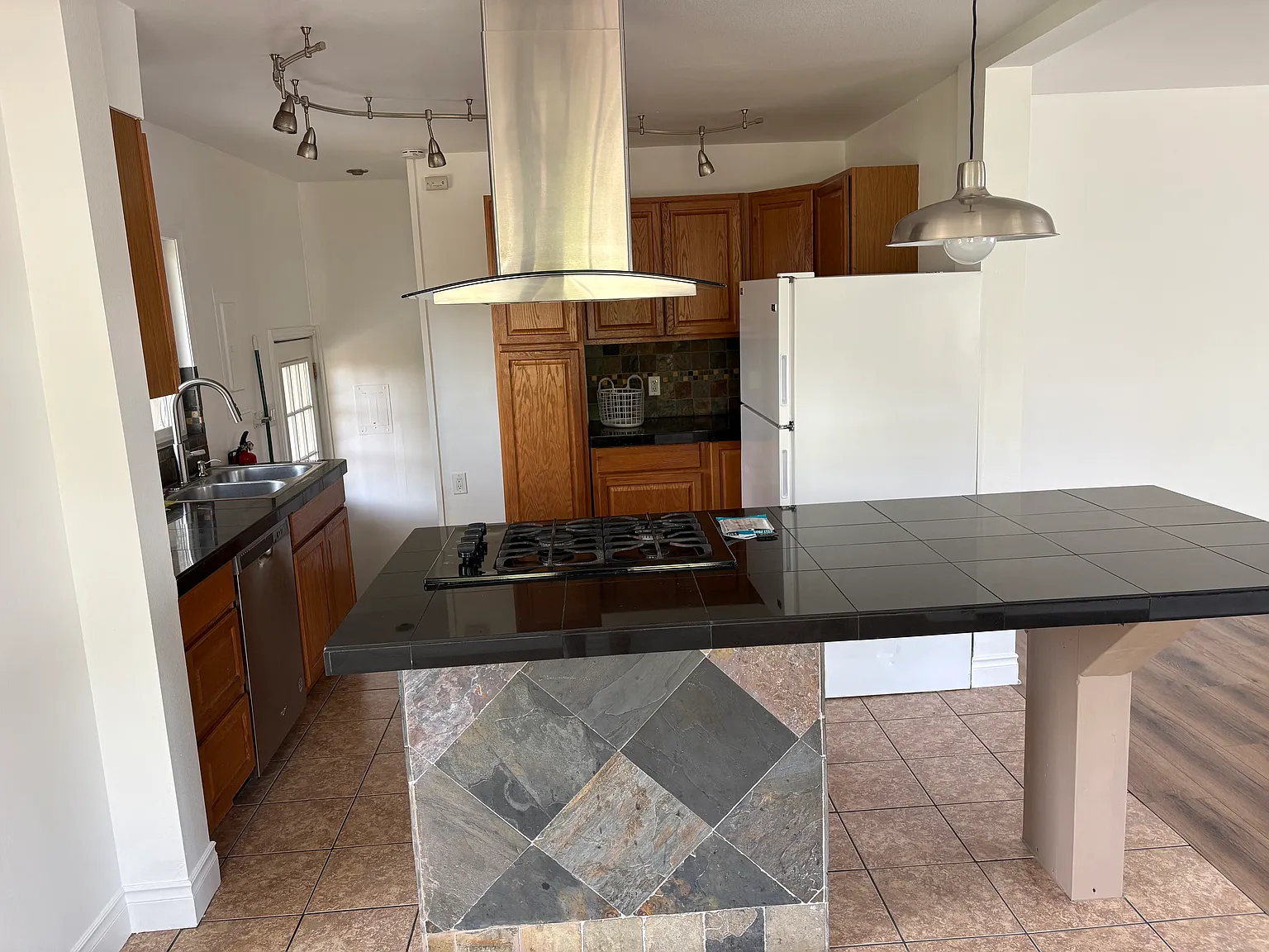 3 bed, 1.5 bath, 2350 sqft, $2,000 — Photo 3