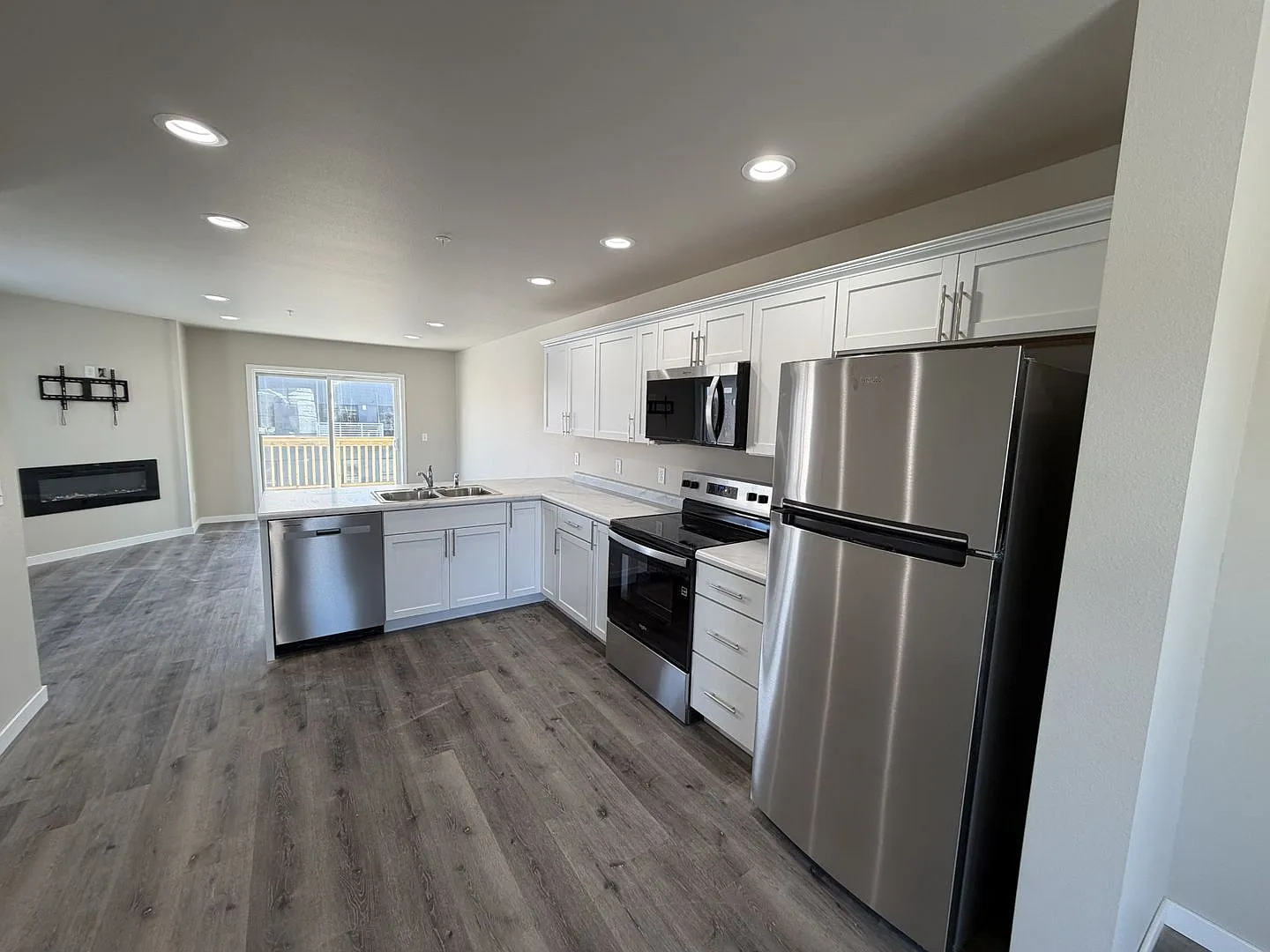 205 Maxon — Photo 2