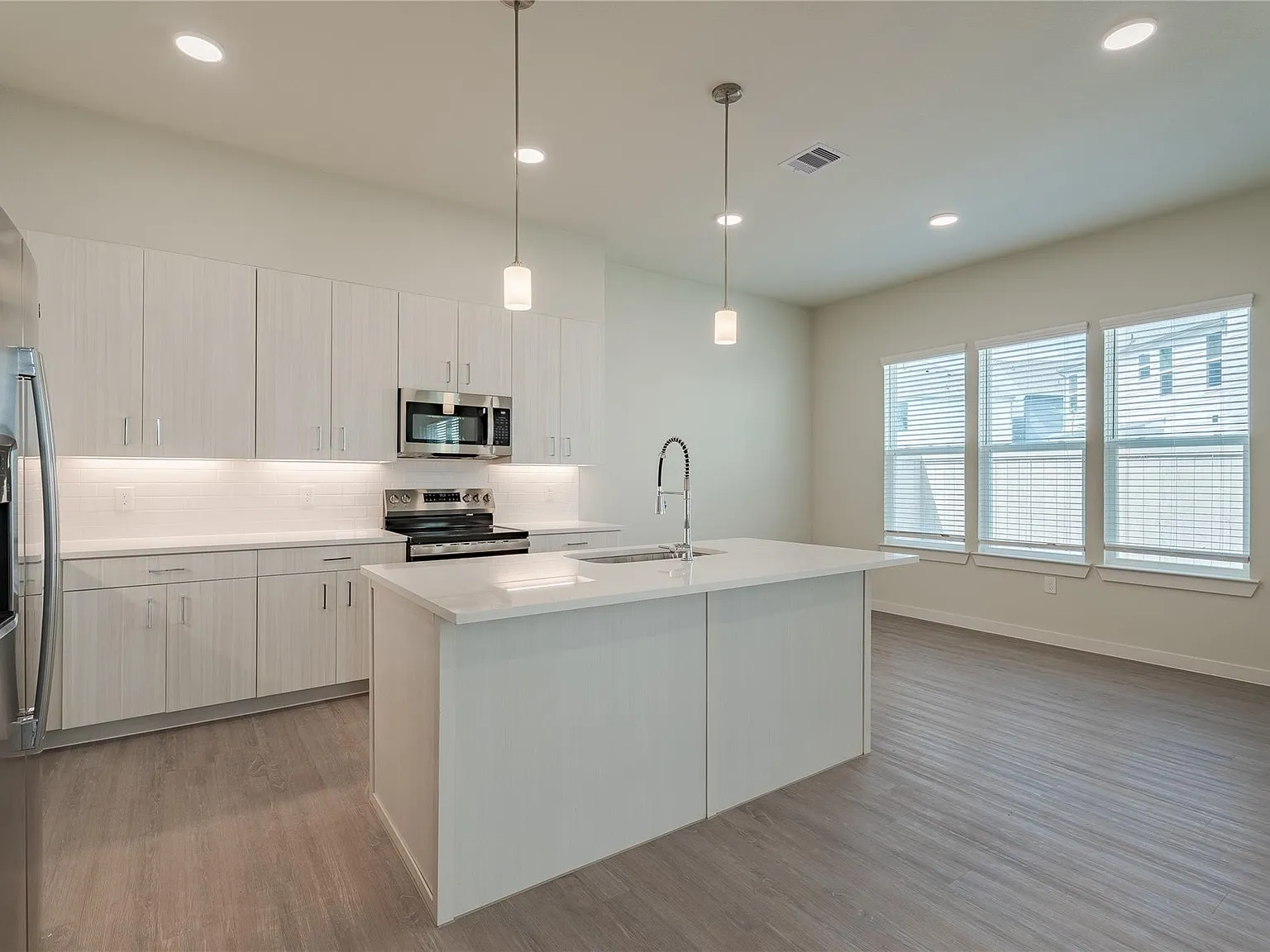 4 bed, 3.5 bath, 2431 sqft, $3,300 — Photo 2