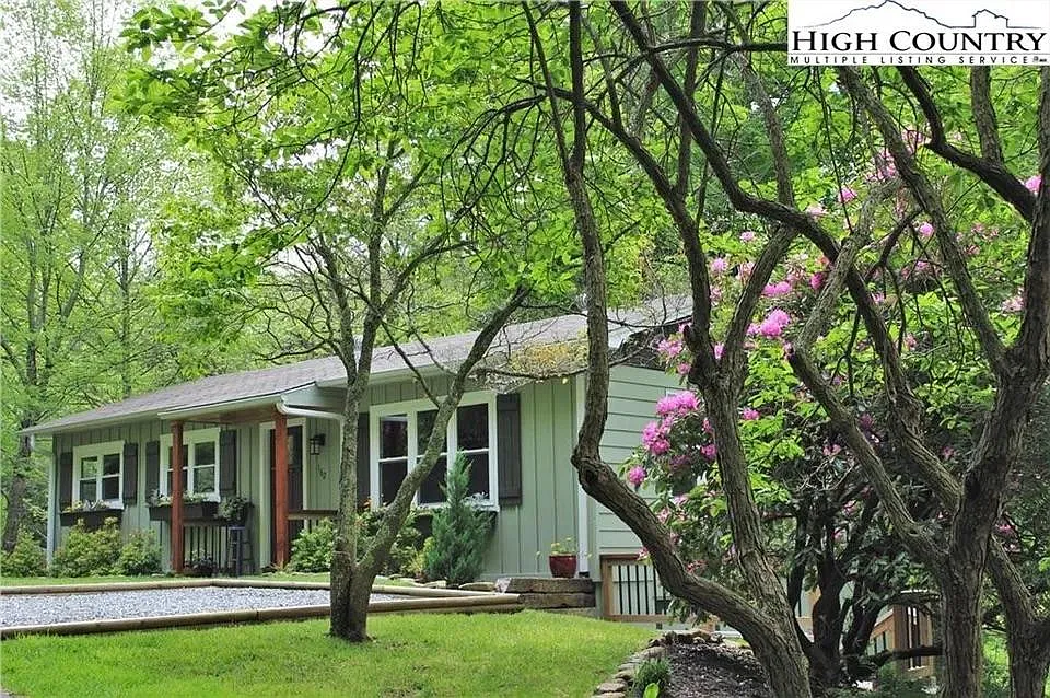2 bed, 902 sqft, $2,000 — Photo 1